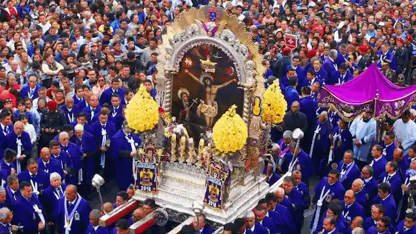 La procesión del Señor de los Milagros is one of the peruvian holidays where the faith of the peruvians is manifested.